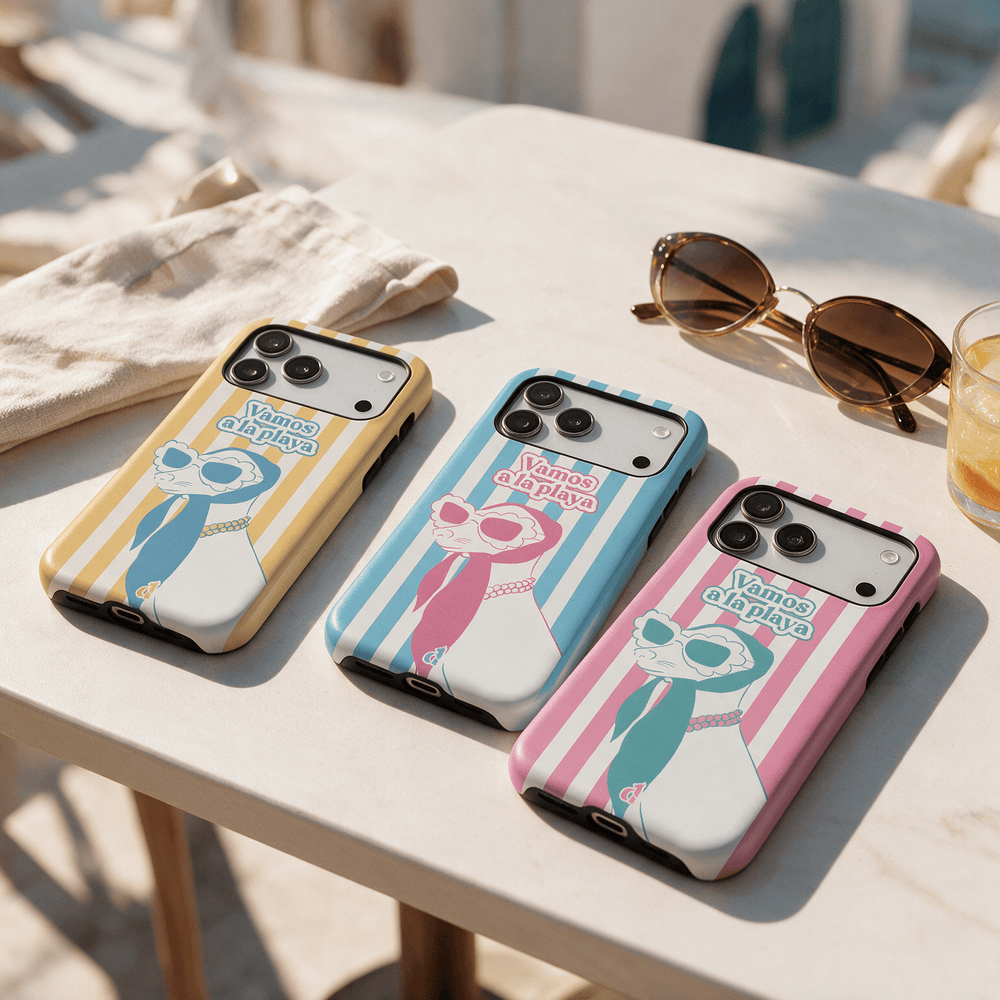 Trois coques de téléphone premium Vamos a la Playa aux rayures jaunes, bleues et roses avec un chien en lunettes de soleil et foulard. Collection Dolce Vita. Dealer de Coque.