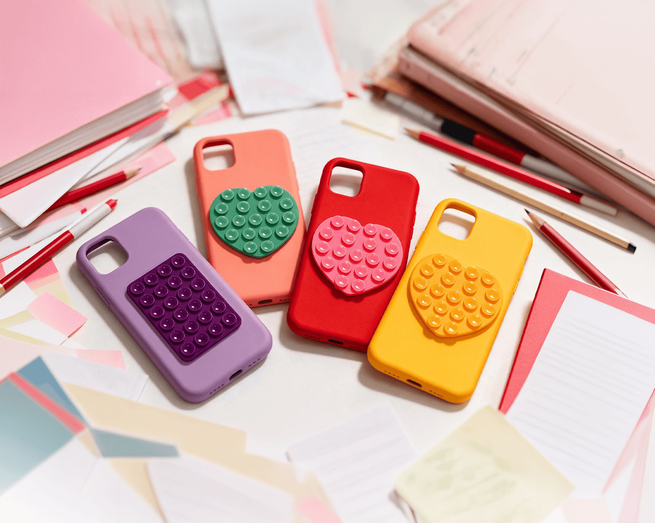 Ventouse adhésive en silicone fixée sur une coque de téléphone portable pour accrocher son smartphone sur un miroir ou une vitre. Dealer de Coque.